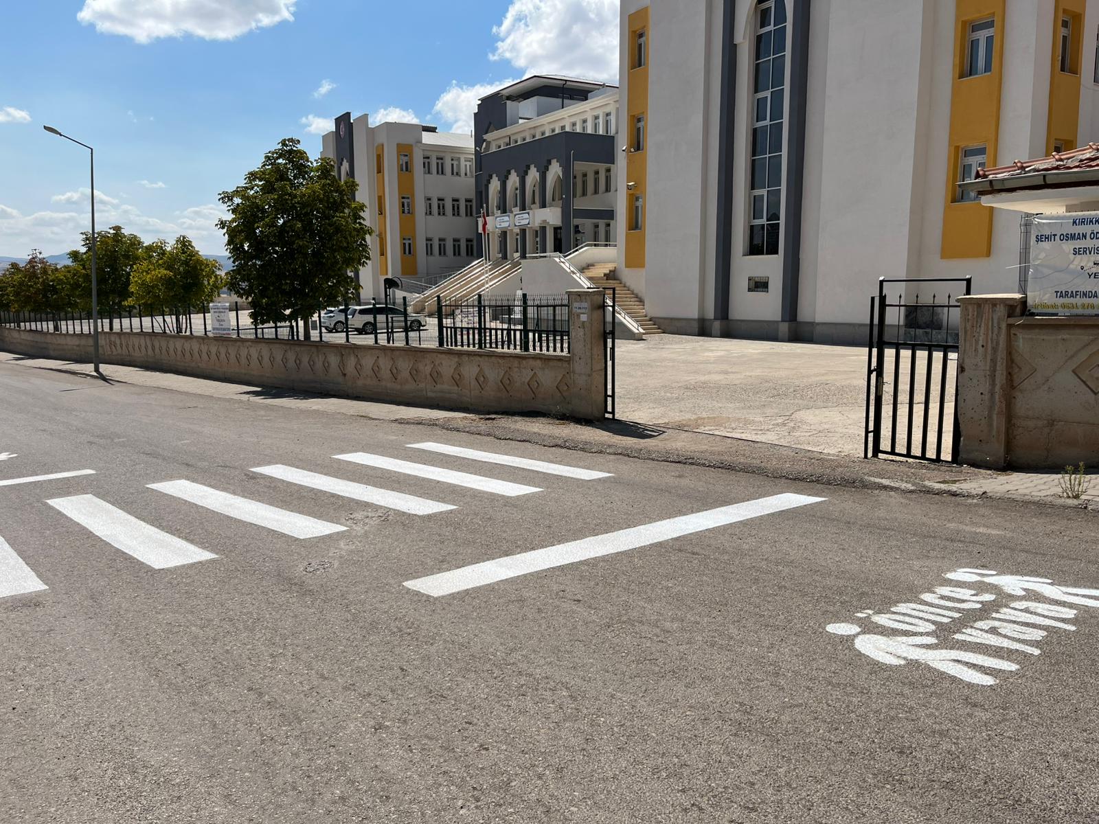 yaya-gecidi-cizgileri-ve-trafik-uyari-isaretlerini-yeniledik